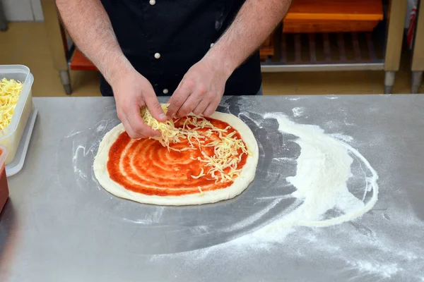 Proceso Hacer Pizza Mano Primer Plano Del Chef Panadero Haciendo —  Fotos de Stock