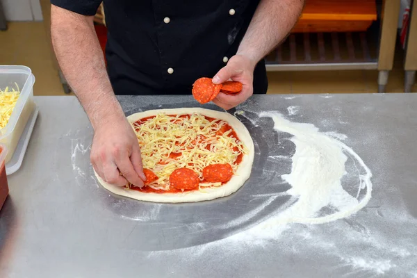 Proceso Hacer Pizza Mano Primer Plano Del Chef Panadero Haciendo —  Fotos de Stock