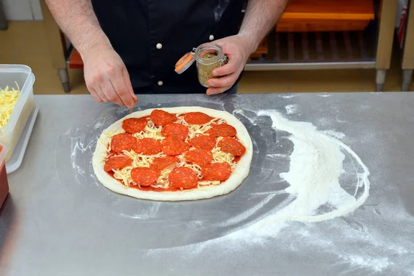 Proceso Hacer Pizza Mano Primer Plano Del Chef Panadero Haciendo —  Fotos de Stock