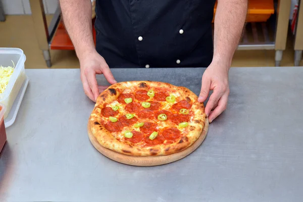 Processo Fare Pizza Primo Piano Mano Dello Chef Panettiere Fare — Foto Stock