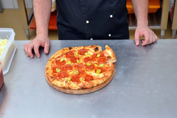 Processo Fare Pizza Primo Piano Mano Dello Chef Panettiere Fare — Foto Stock