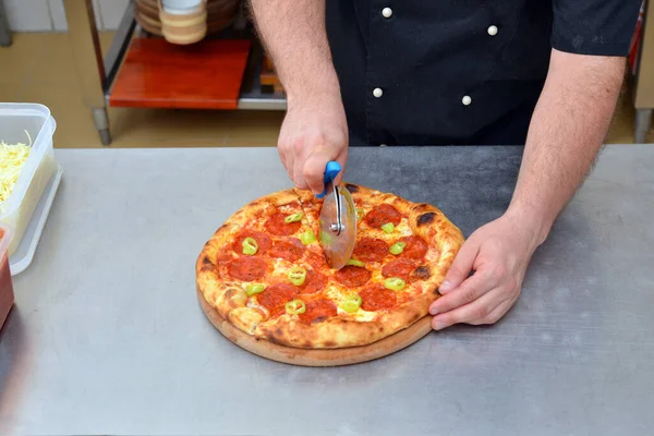 Processo Fare Pizza Primo Piano Mano Dello Chef Panettiere Fare — Foto Stock