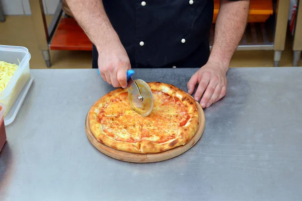 Processo Fazer Pizza Mão Close Chef Padeiro Fazendo Pizza Cozinha — Fotografia de Stock