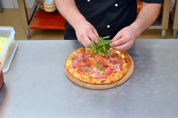 Processus Fabrication Pizza Main Gros Plan Chef Boulanger Faire Pizza — Photo