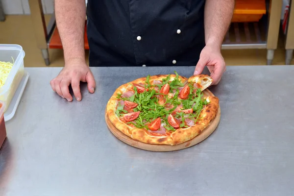 Processo Fare Pizza Primo Piano Mano Dello Chef Panettiere Fare — Foto Stock