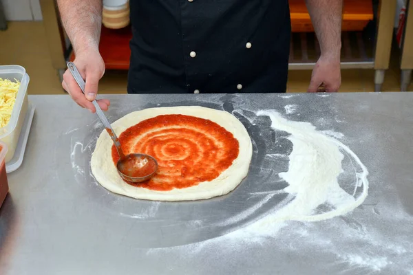 피자를 만드는 요리사 요리사 주방에서 피자를 만들고 있습니다 로열티 프리 스톡 사진