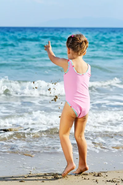 Toddler girl at beach — Stock Photo, Image