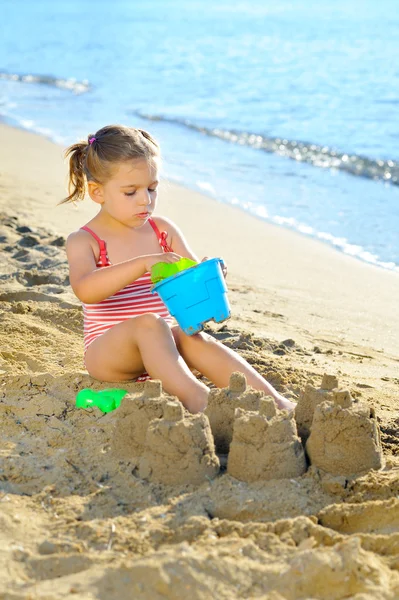 Девчонка на пляже — стоковое фото