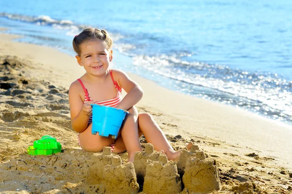 Barn flicka på stranden — Stockfoto