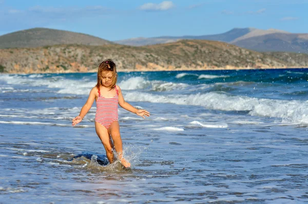 Peuter meisje op het strand — Stockfoto