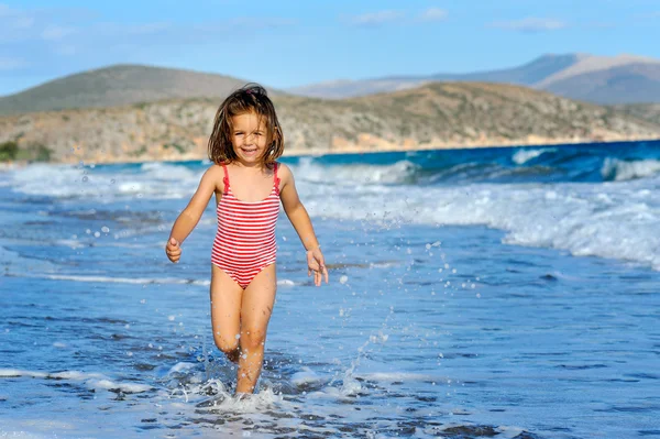 Barn flicka på stranden — Stockfoto