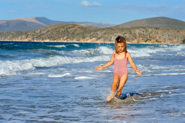 Toddler girl at beach — Stock Photo, Image