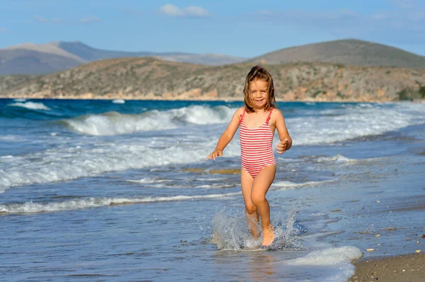 Niña en la playa — Foto de Stock