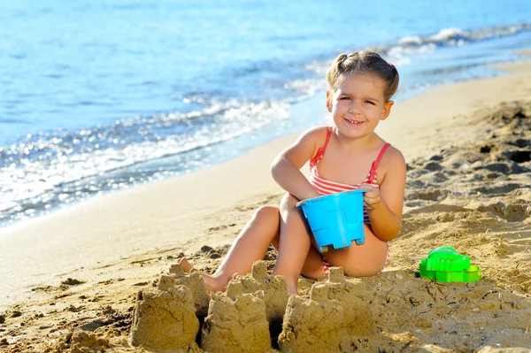 Peuter meisje op het strand — Stockfoto