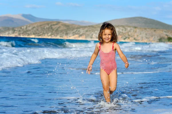 Peuter meisje op het strand — Stockfoto