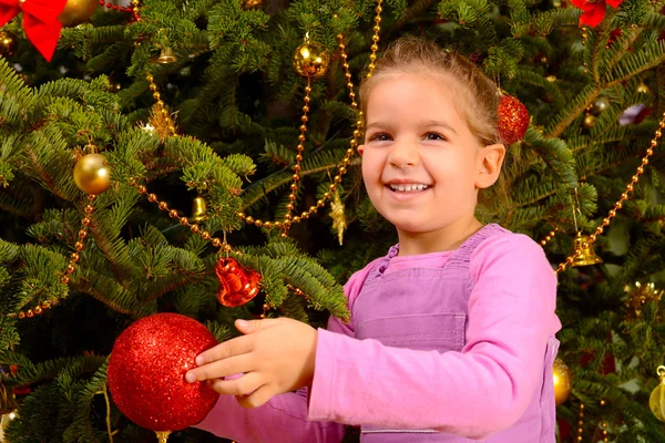 Adorável menina criança segurando decorativo bola de brinquedo de Natal — Fotografia de Stock