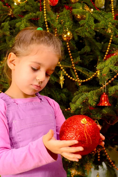 Bedårande barn girl innehar dekorativa jul toy ball — Stockfoto
