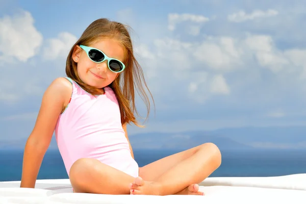 Niña en la cama de sol — Foto de Stock