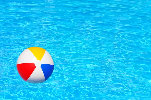 Bola inflable en piscina — Foto de Stock