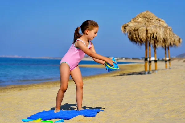 Adorable chica en la playa — Foto de Stock