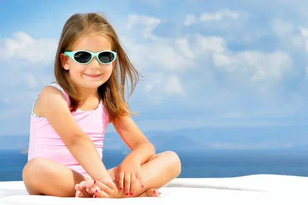 Toddler girl on sunbed — Stock Photo, Image