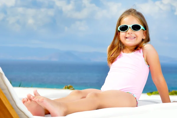 Schattig meisje op zonnebank — Stockfoto