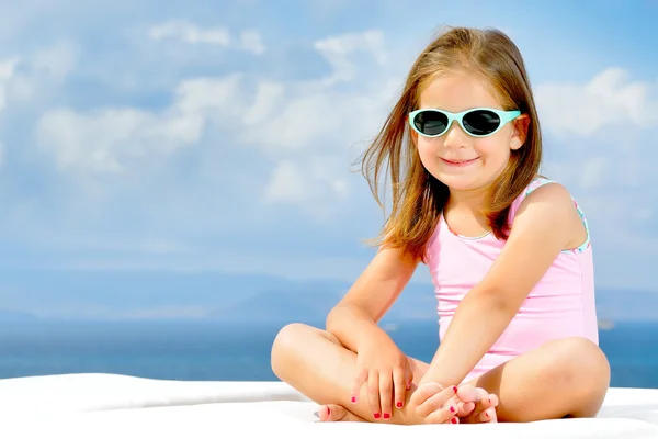 Entzückendes Mädchen auf der Sonnenbank — Stockfoto
