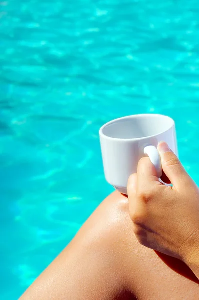 Immagine di primo piano di vera bellezza femminile attraente tenendo tazza di co — Foto Stock