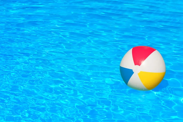 Надувной мяч в бассейне — стоковое фото