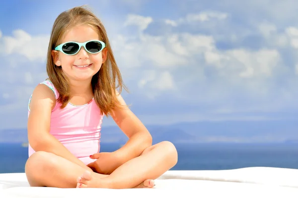 Entzückendes Mädchen auf der Sonnenbank — Stockfoto