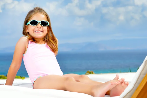 Adorável menina no sunbed — Fotografia de Stock