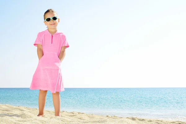 Toddler girl on the beach — Stock Photo, Image