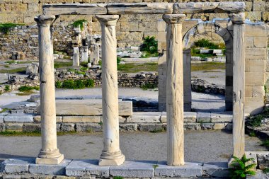 Atina'da antik Hadrian Kütüphane
