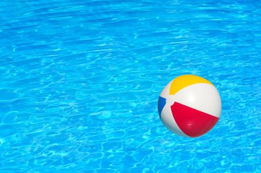 Yüzme havuzunda şişme top