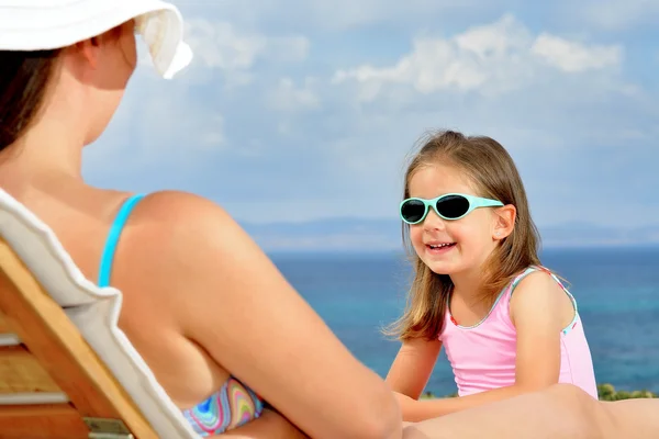 Schattig meisje op zonnebank — Stockfoto