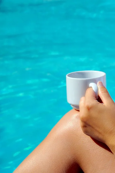 Immagine di primo piano di vera bellezza femminile attraente tenendo tazza di co — Foto Stock