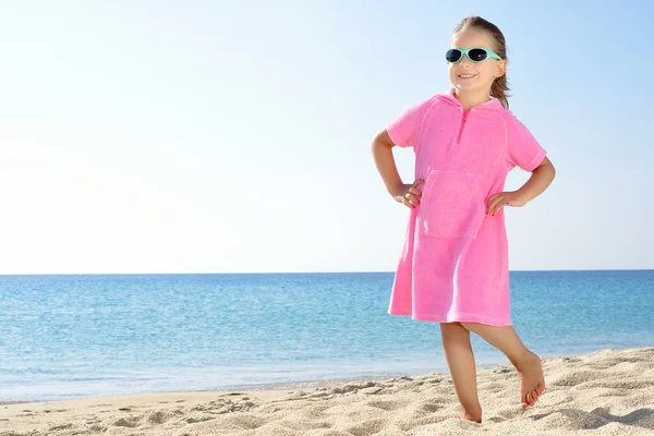 Menina adorável na praia — Fotografia de Stock