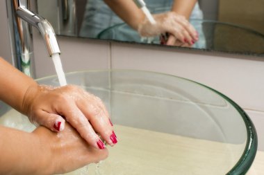 akan su altında sabunla yıkama eller