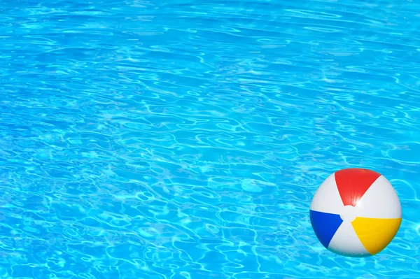 Aufblasbarer Ball im Schwimmbad — Stockfoto