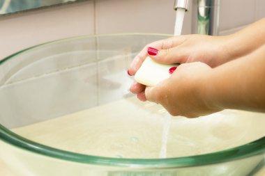 akan su altında sabunla yıkama eller