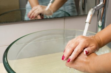 akan su altında sabunla yıkama eller