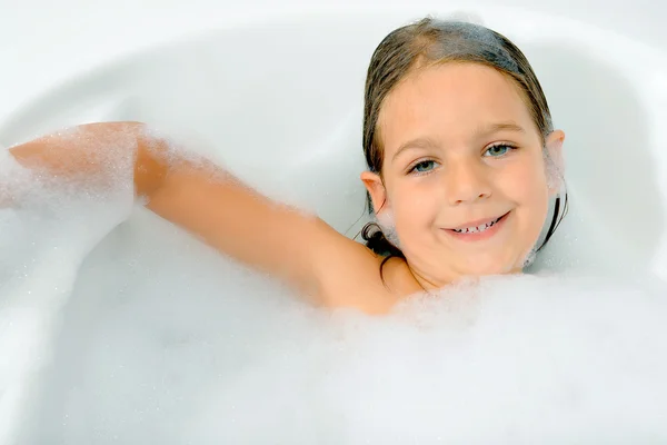 水と泡と遊ぶ女の子浴槽で — ストック写真