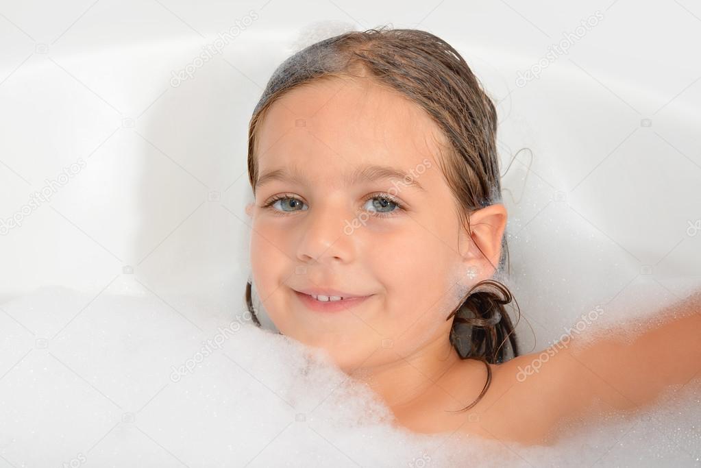 Adorable toddler girl relaxing in bathtub — Stock Photo © pajche 76365055