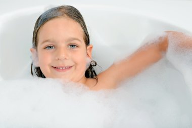 Çok güzel bebek kız küvette rahatlatıcı