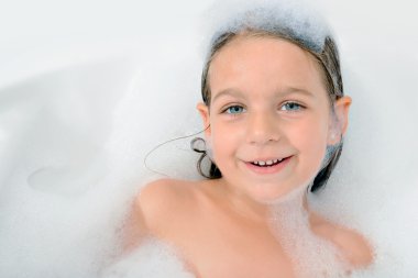 Çok güzel bebek kız küvette rahatlatıcı