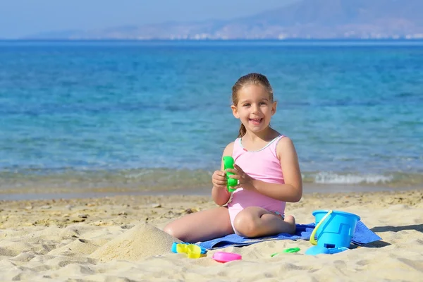 Śliczny maluch dziewczyny gry z jej zabawki na plaży — Zdjęcie stockowe