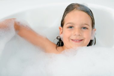 Çok güzel bebek kız küvette rahatlatıcı