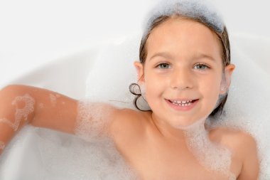 Çok güzel bebek kız küvette rahatlatıcı