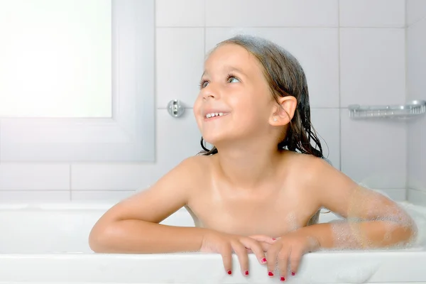 Adorable toddler girl relaxing in bathtub — Stock Photo, Image