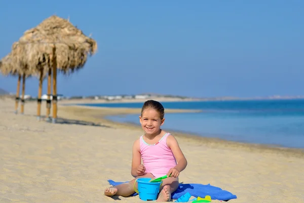 Śliczny maluch dziewczyny gry z jej zabawki na plaży — Zdjęcie stockowe